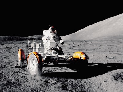 月球车上的宇航员